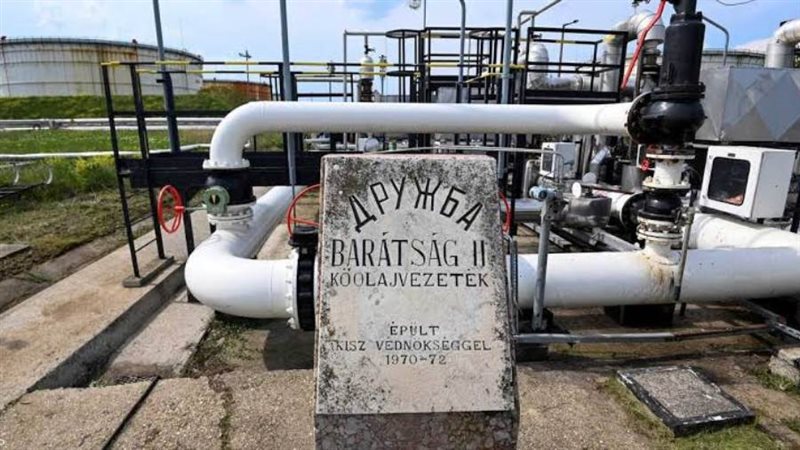 النفط عبر خط أنابيب