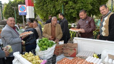 محافظ أسيوط: استمرار تنظيم منافذ بيع متنقلة للمواد الغذائية بأسعار مخفضة ضمن مبادرة 