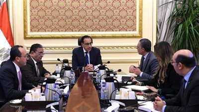 رئيس الوزراء يتابع عددًا من الملفات الخاصة بخطط الترويج للفرص الاستثمارية في مصر