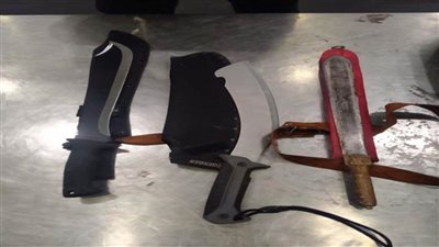 ضبط 4 أشخاص لقيامهم بالترويج عن أسلحة بيضاء عبر موقع 