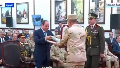 الرئيس السيسي يتسلم هدية تذكارية من رئيس مجلس إدارة شركة النصر للكيماويات الوسيطة