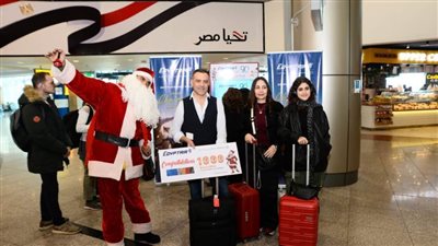 المسافرون احتفلوا مع مصر للطيران بأعياد الكريسماس وبابا نويل وزع الهدايا 