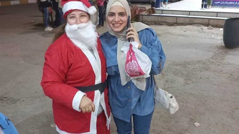 بابا نويل يوزع الهدايا