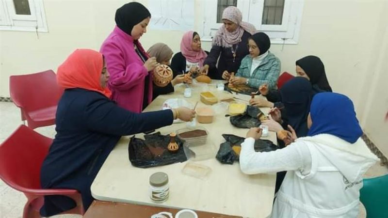 فتيات الملتقي الحرفي