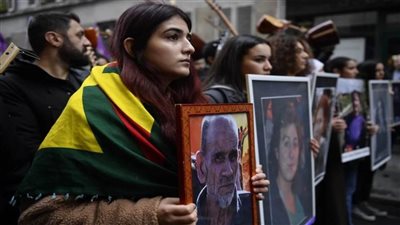 قاضي التحقيق يوجه تهم القتل ومحاولة القتل على أساس عنصري للمشتبه به في تنفيذ هجوم باريس