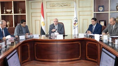 محافظ بنى سويف يناقش مشروعات الخطة الاستثمارية للعام 2023/2022