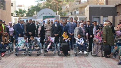 محافظ القليوبية يسلم 60 كرسيا متحركا و9 أجهزة تعويضية لذوي الاحتياجات