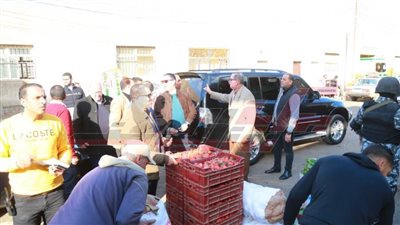 محافظ كفر الشيخ يتفقد سوق الجملة ويطمئن على توافر الخضروات والفاكهة