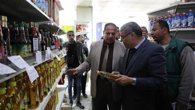 محافظ المنيا يقود حملة تموينية مكبرة بمنافذ وسلاسل ومحال تجارية بـ