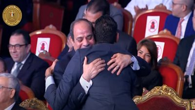 عاجل| لفتة إنسانية من الرئيس السيسي لأحد شباب 