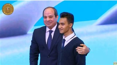 صورة تذكارية ثنائية للرئيس السيسي مع ذوي الهمم في الاحتفال بإطلاق النسخة الرابعة من 