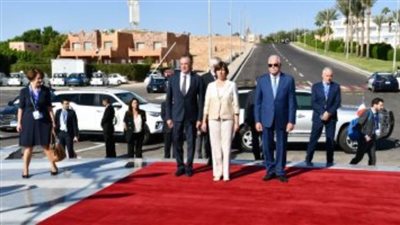 وزير الدفاع الفرنسي يضع إكليلا من الزهور على جدار إحياء ذكري الجنود الأوكرانيين