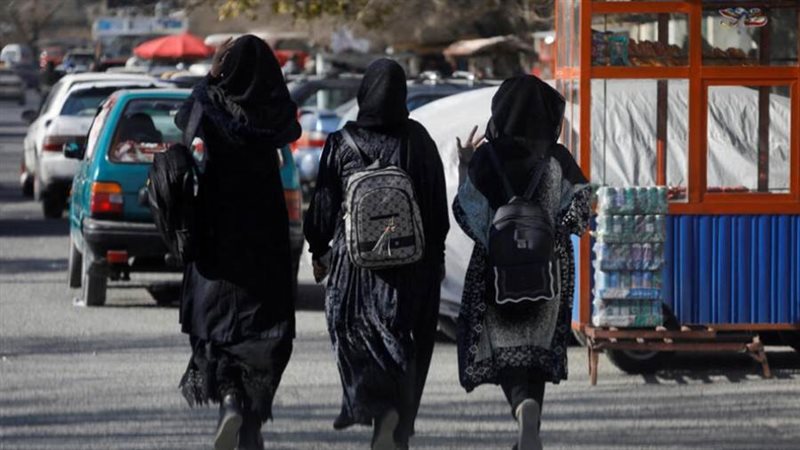طالبات أفغانيات يمشين