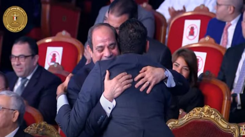 عانق الرئيس عبد الفتاح