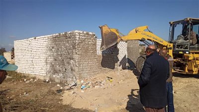 تنفيذ إزالة لحالة تعدٍِّ بالبناء بدون ترخيص بمركز ومدينة القنطرة شرق 
