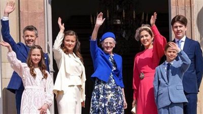 ملكة الدنمارك تحتفل باليوبيل الذهبي لتوليها العرش بصور مع أسرتها