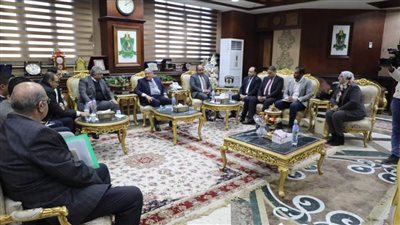 محافظ المنيا يستقبل وفد الهيئة العامة للتنمية الصناعية لبحث فرص دعم وتطوير المناطق الصناعية