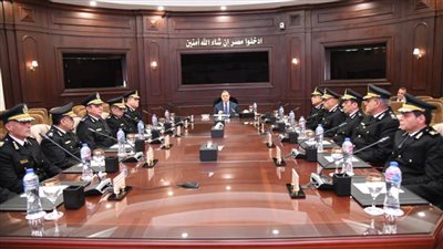 وزير الداخلية يعقد اجتماعًا مع مساعديه وقيادات الوزارة عبر الفيديو كونفرانس لاستعراض الخطط الأمنية تزامنًا مع رأس السنة