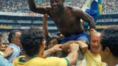 عاجل.. حكاية حافي القدمين الذي سحر العالم