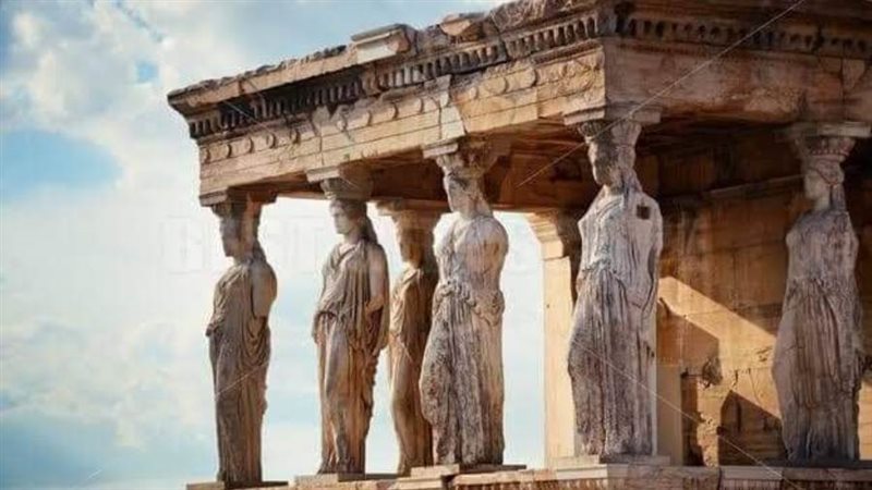 السيدات يقفن محل