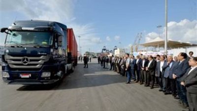 عاجل.. رئيس الوزراء يتابع إجراءات الإفراج الجمركي عن السلع والبضائع بميناء الإسكندرية 