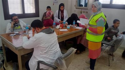 فحص وعلاج ١٩٤٦ مريضًا في قافلة جامعة سوهاج الطبية المجانية بقرية الرياينة
