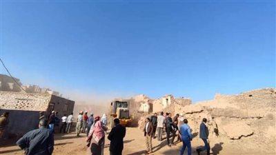 حملة إزالة لمباني الخطورة بمنطقة تنيدة القديمة 