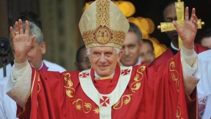 بابا الفاتيكان السابق