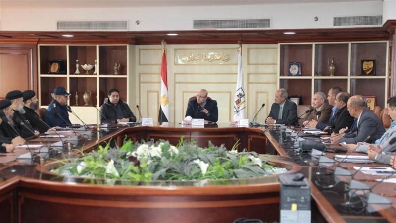 اجتماع محافظ بنى