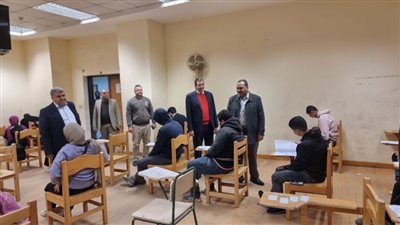 نائب رئيس جامعة بنها يتفقد سير الامتحانات بكليتي الحاسبات والذكاء الاصطناعي والعلاج الطبيعي