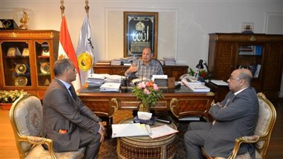  محافظ أسيوط يناقش جهود قطاعي التعليم والصحة لتنفيذ الحملات والمبادرات للطلاب بالمدارس