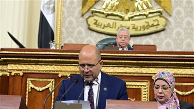 وفد من طلاب منتخب البرلمان المدرسي لإدارة الزيتون التعليمية يحضر جانباً من الجلسة العامة للبرلمان