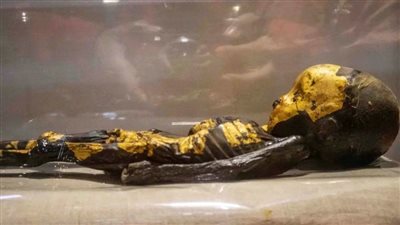 مومياء الطفل الذهبي.. مغطاة برقائق الذهب وبراءة وجه صمدت آلاف السنين