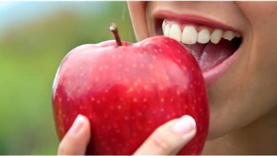 دراسة: تناول التفاح قد يساعد في خفض ضغط الدم المرتفع بين مرضى القلب