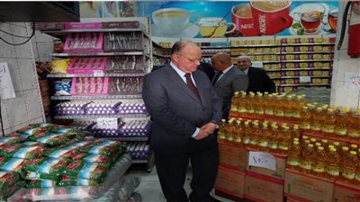 جولة مفاجئة لمحافظ القاهرة على المجمعات الاستهلاكية بالزيتون