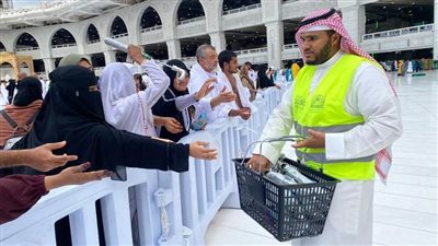 شؤون الحرمين توزع المظلات على المعتمرين والزوار والعاملين بالمسجد الحرام