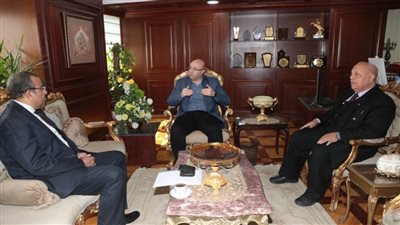 محافظ بني سويف يبحث مع رئيس الجامعة التكنولوجية ربط المخرجات التعليمية بسوق العمل