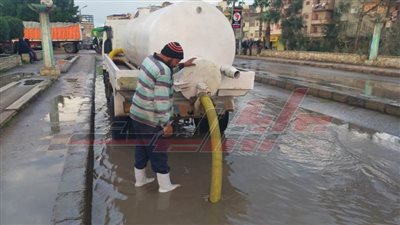 استمرار هطول الأمطار وانتشار أطقم ومعدات المدن بشوارع كفر الشيخ