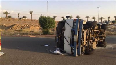 إصابة سائق وتباع في انقلاب سيارة بصحراوي ملوي جنوب المنيا 