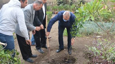 محافظ القليوبية يدشن مبادرة 100 مليون شجرة بمدارس ومراكز الشباب والوحدات الصحية 