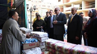 محافظ قنا: السلع متوافرة ولن نسمح باستغلال المواطنين 