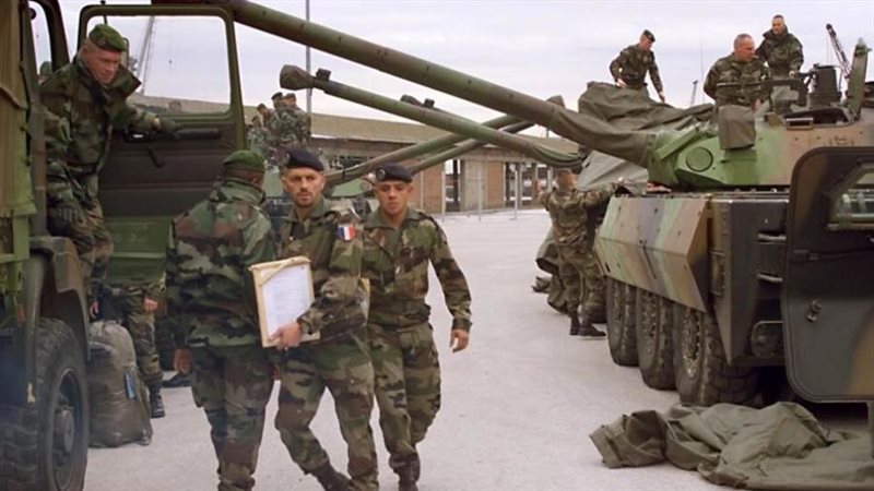 جنود فرنسيون مع رتل