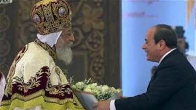 الرئيس السيسي يُهدي البابا تواضروس باقة ورود 
