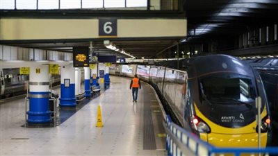 بريطانيا تنهي سلسلة إضرابات هي الأضخم بقطاع النقل بتشغيل قطار من كل 5 قطارات