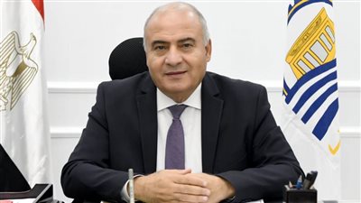 محافظ قنا يفتتح معرض 