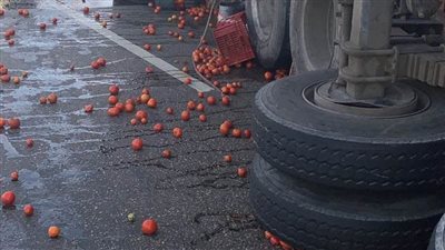 مصرع سائق وإصابة مساعده انقلبت بهما سيارة نقل على طريق جمصة 