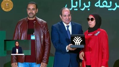 الرئيس السيسي يكرم عددا من النماذج الملهمة في العمل الأهلي والتطوعي