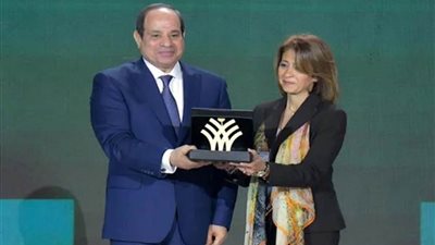 الرئيس السيسي يكرم عددا من النماذج الملهمة في العمل الأهلي والتطوعي 