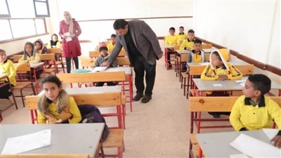 وكيل تعليم الوادي الجديد يستهل جولته لمتابعة أعمال الامتحانات بفلسطين الابتدائية والإعدادية