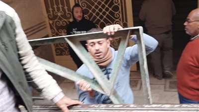 حملات مكبرة لإزالة الإعلانات واللافتات المخالفة بأحياء الإسكندرية